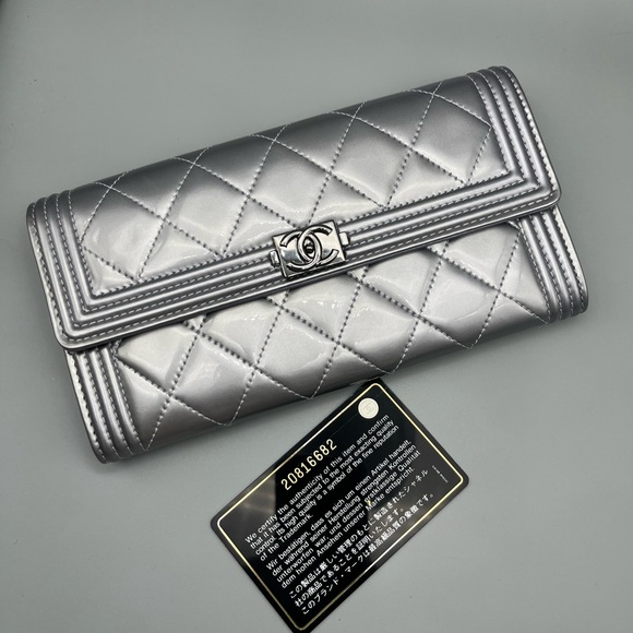 💜CHANEL Patent Leather Boy Flap Wallet/Clutch💜 - Picture 16 of 17